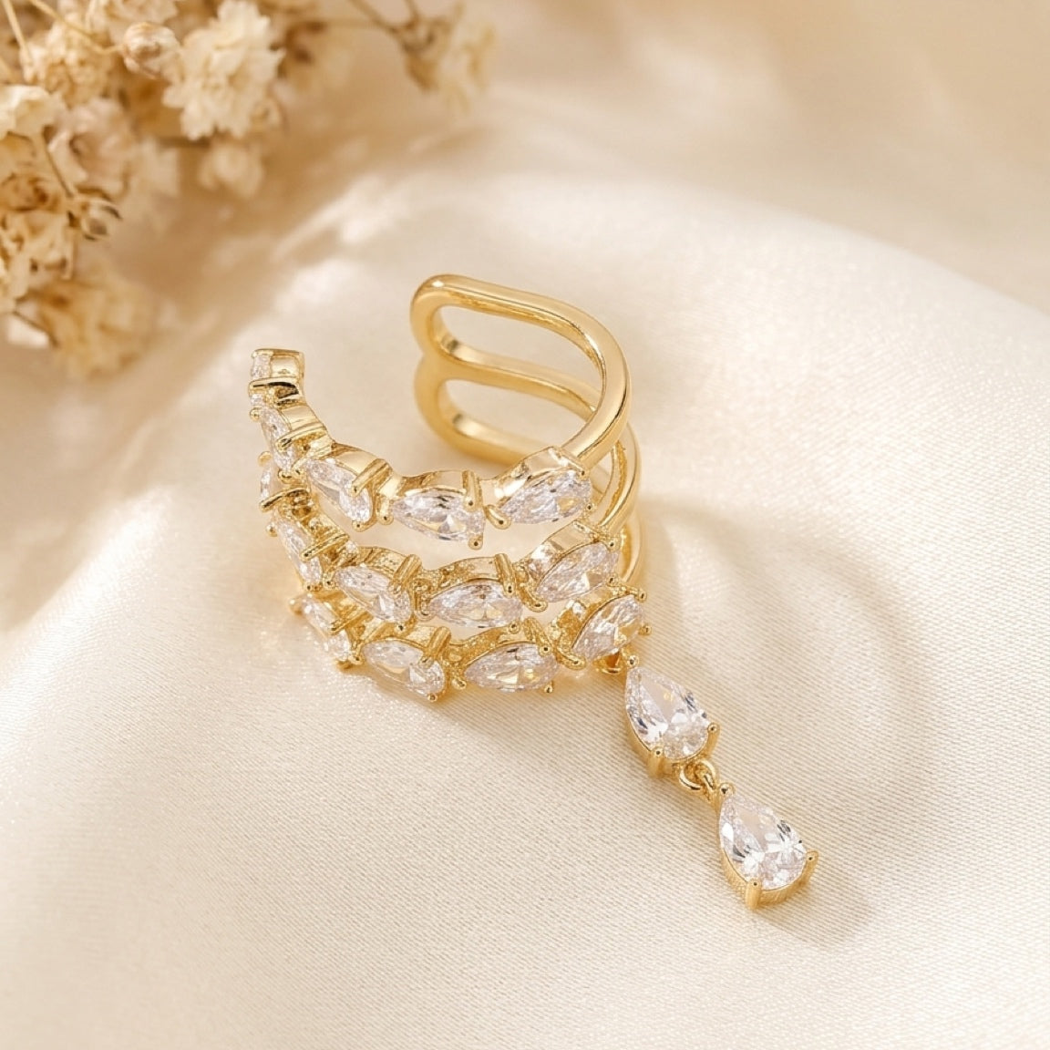 Earcuff Elixir dorée à l’or fin, ornée de zirconiums en forme de goutte