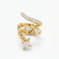 Earcuff Flash dorée à l’or fin portée sur l’oreille