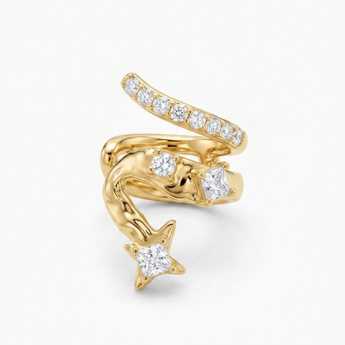 Earcuff Flash dorée à l’or fin portée sur l’oreille
